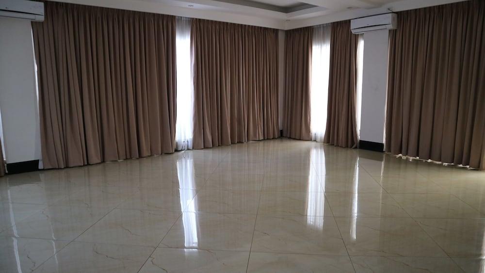 Doniti Suites And Events Place Mandaluyong Exteriör bild